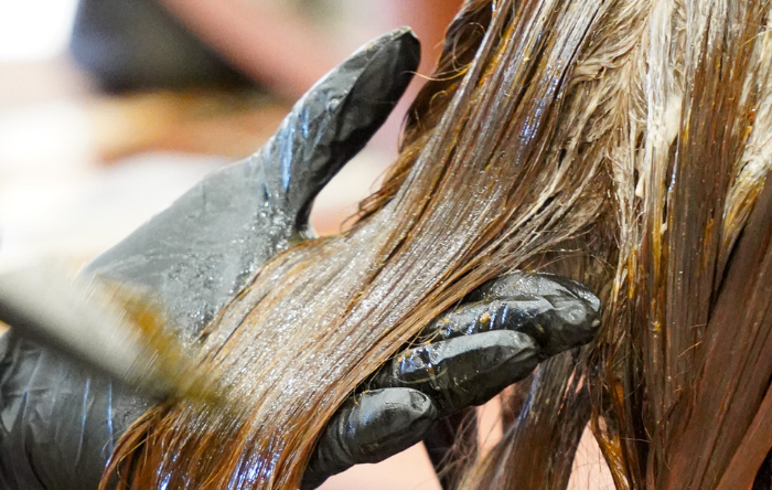Gloss, patine ou recoloration : comment choisir la bonne option pour votre couleur ?